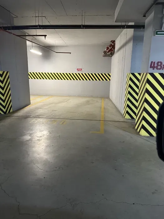 Паркомісце на Каманіна 16-А