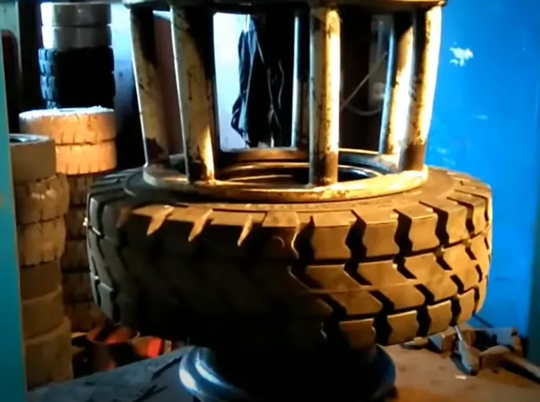 Монтаж цільнолитих шин для вилкових навантажувачів