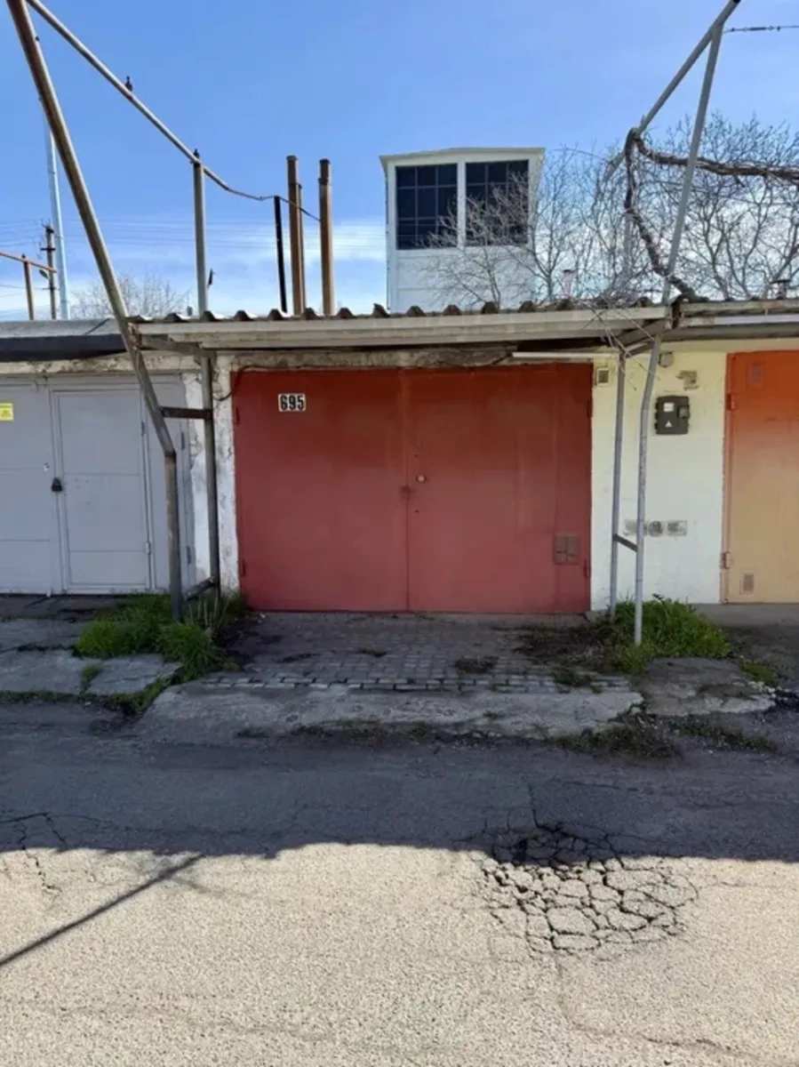 Бетонний гараж у кооперативі «Шкільний»