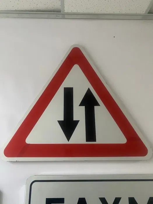 Виготовлення дорожніх знаків з світловідбавиючоі плівки