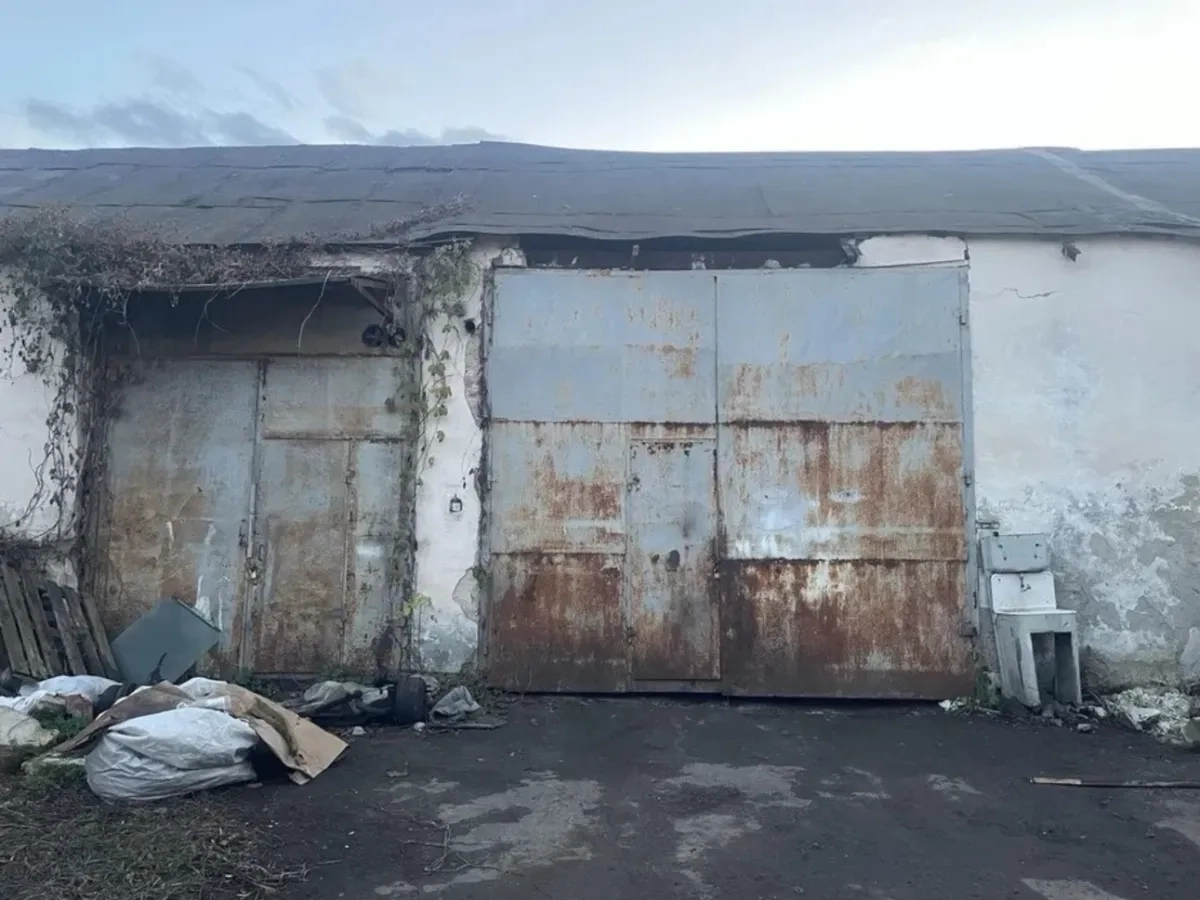 Цегляний гараж для авто та зберігання речей