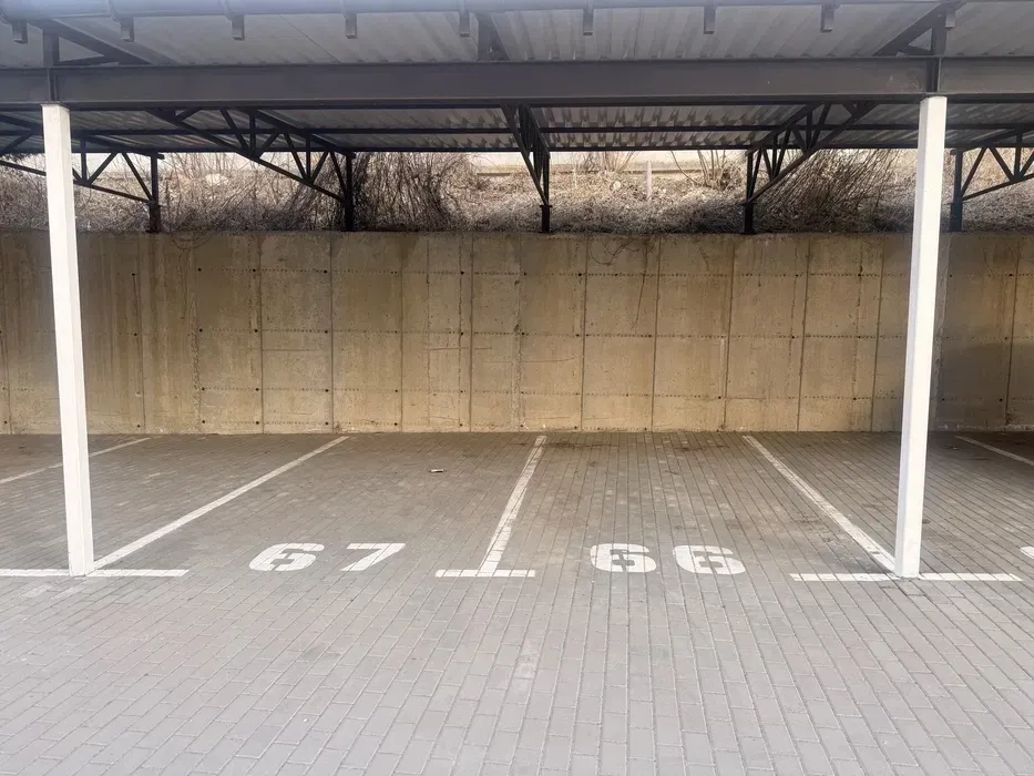 Місце на парковці. Зручний заїзд