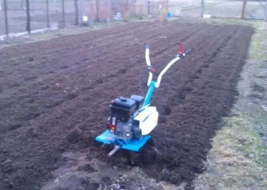 Культивація земельних ділянок мотоблоком