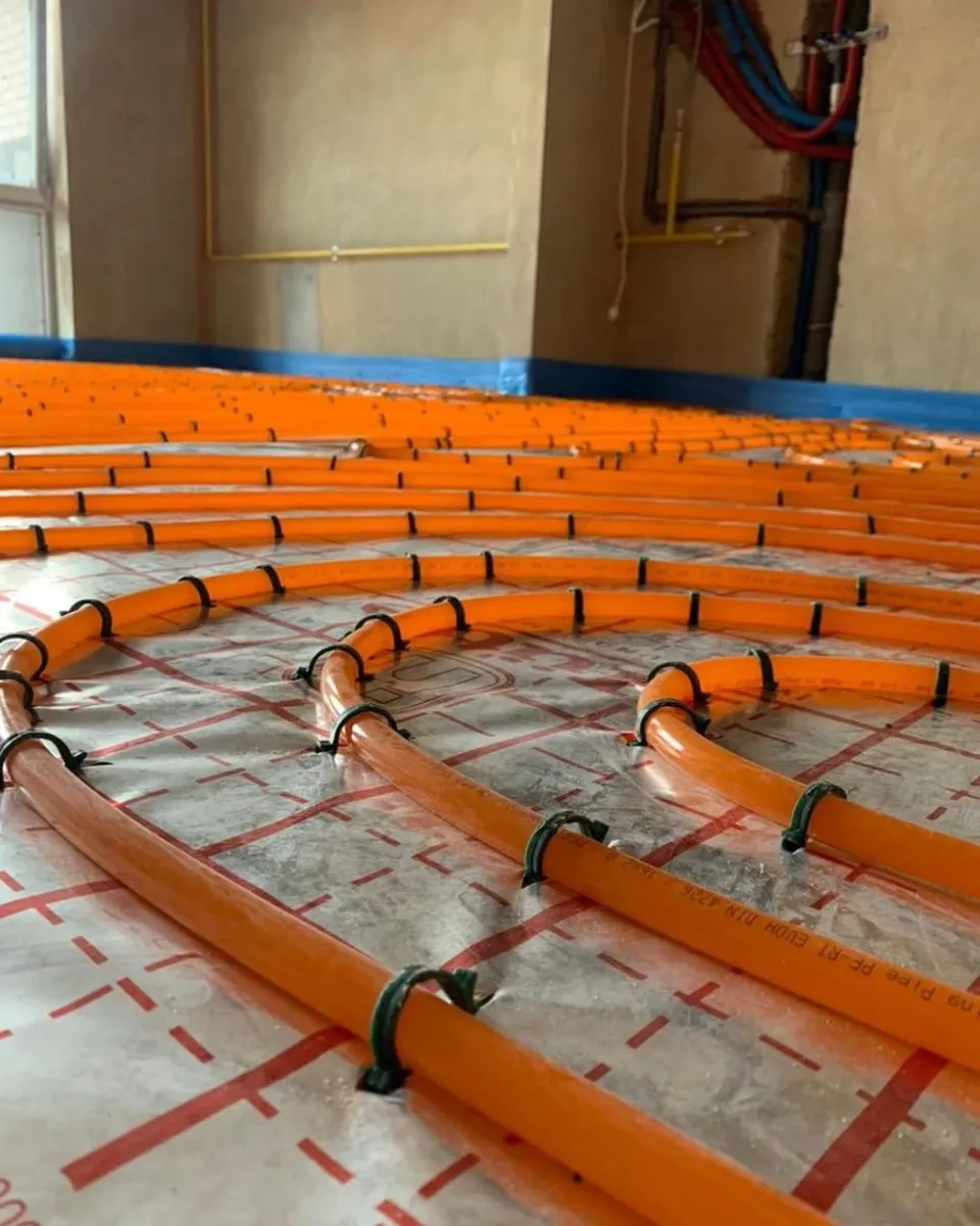 Тепла підлога установка радіаторів тепломереж конвекторів водонагрівачів