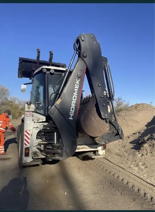 Надання Екскаватора для Земляних Робіт: Техніка та Послуги Оператора на Будівельні Об'єкти.