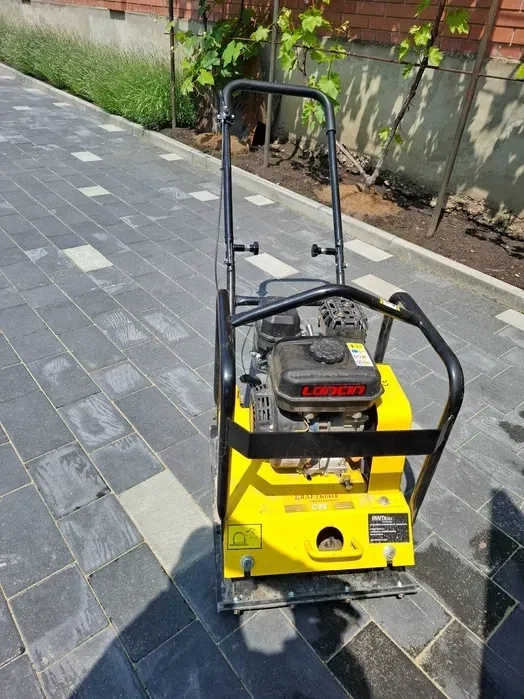 Віброплита , з кріпленням для вібрування на бруківці