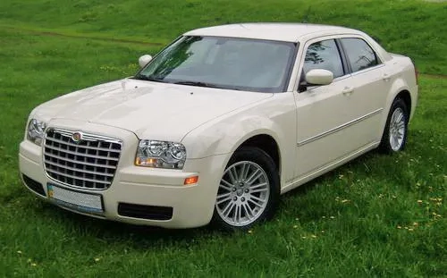 130 Авто на весілля Chrysler 300C ванільний