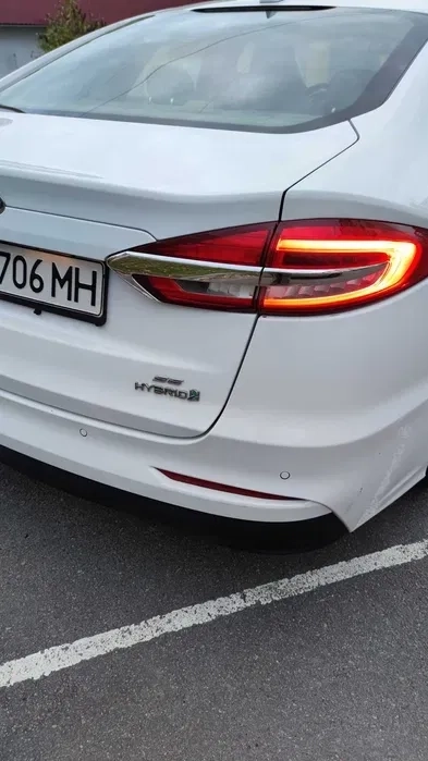 Автомобіль Ford Fusion Hybrid для особистого користування і роботи