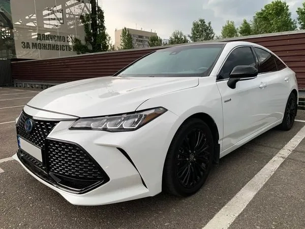 406 Toyota Avalon біла на весілля