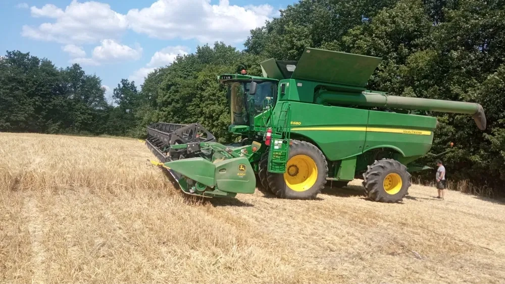 Якісне збирання врожаю: надаємо зернозбиральні комбайни для польових робіт