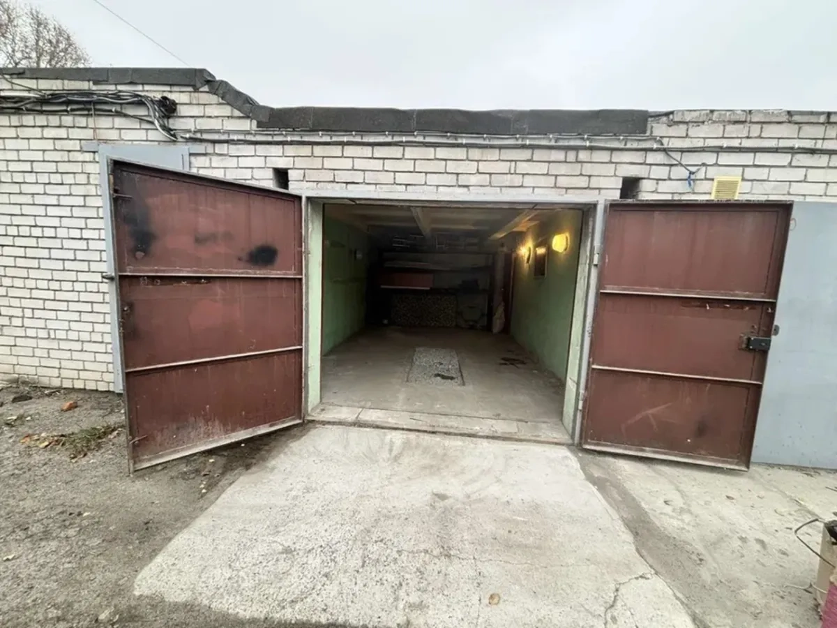 Цегляний гараж у зручному кооперативі