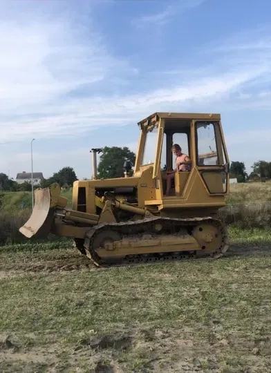Бульдозер з відвалом