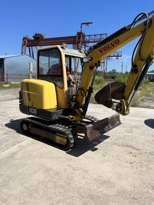 Міні-екскаватор Volvo з доставкою — послуги будь-яких земляних робіт