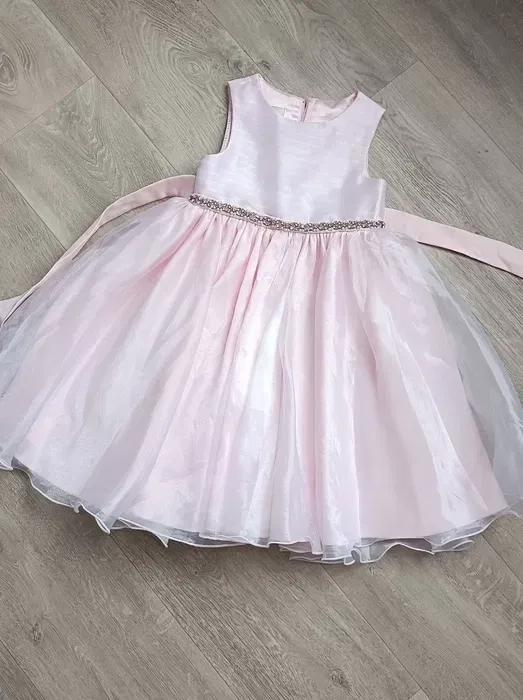 Ошатні сукні та вишиванки