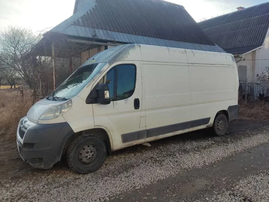 Вантажний БУС з водієм та без за гарною ціною