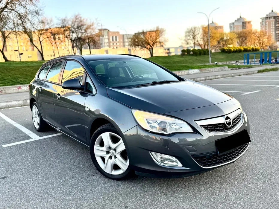 Автомобіль  Opel Astra J, 2011  