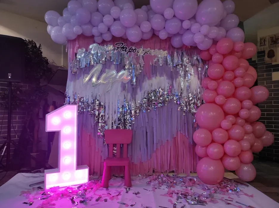 Фото зона на рік. Фотозона для дівчинки. Стіна з стрічок