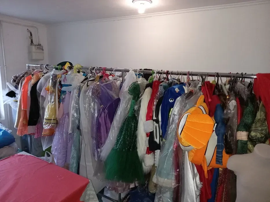 Дитячі карнавальні костюми і святкові сукні