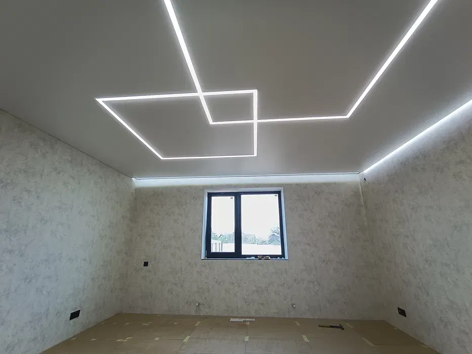 Натяжні стелі від монтажників без посередників. Злив води.