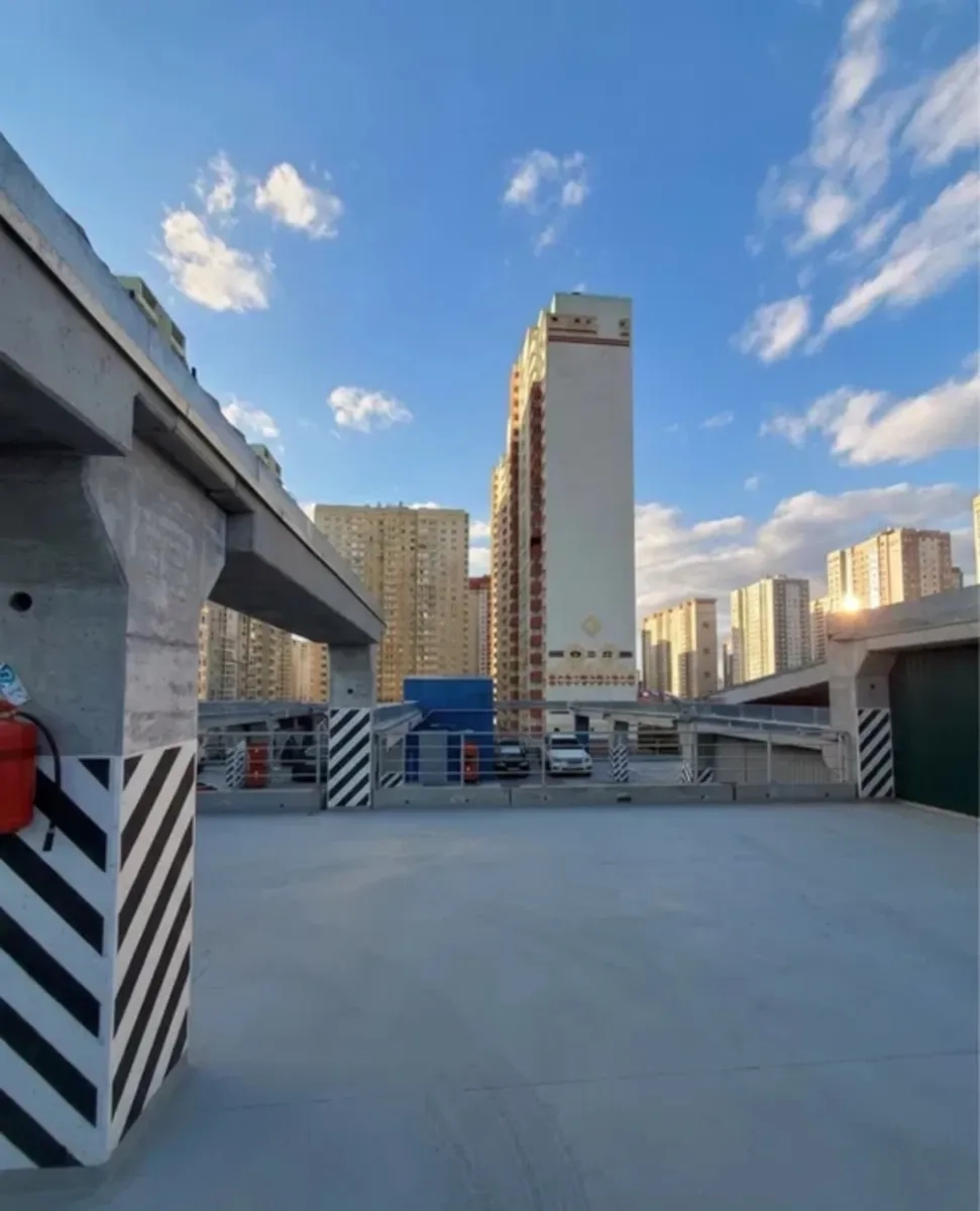 Паркомісце в елітному паркінгу