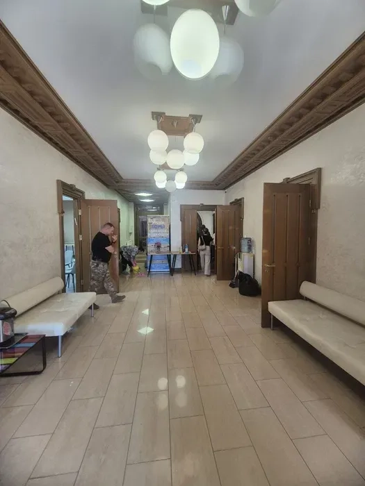 Прибирання офісів, магазинів, миття вікон, хімчистка меблів