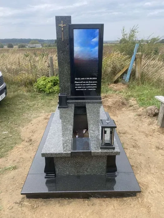 Виготовлення та встановлення гранітних пам'ятників будь-якої складності.