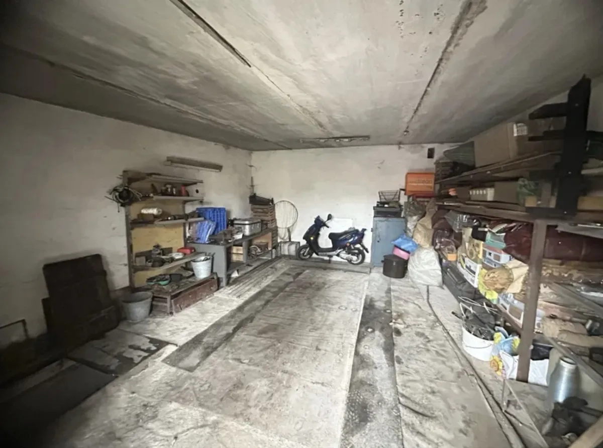 Цегляний гараж: висока стеля, сухий