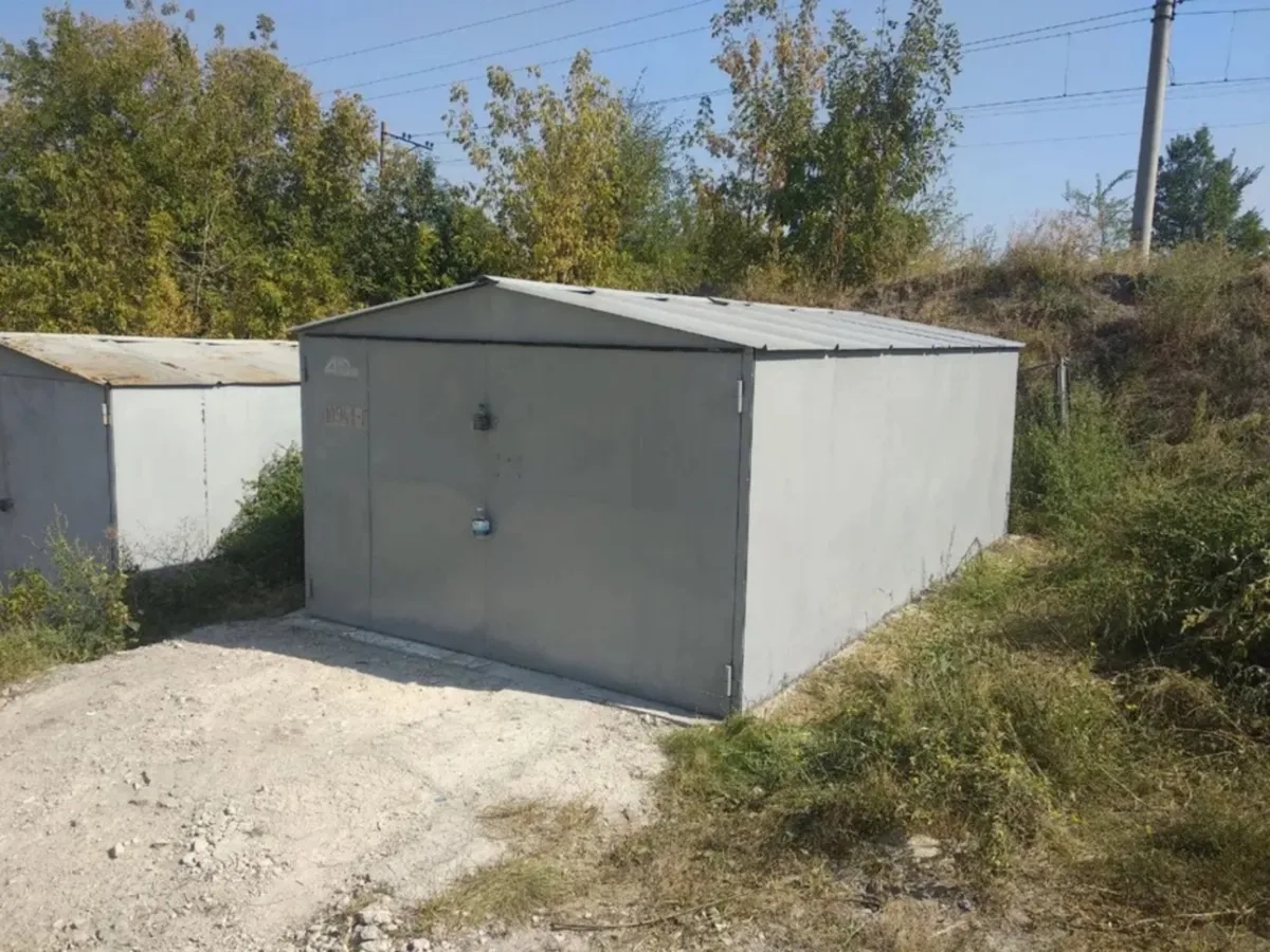 Металевий гараж у кооперативі зі зручним заїздом