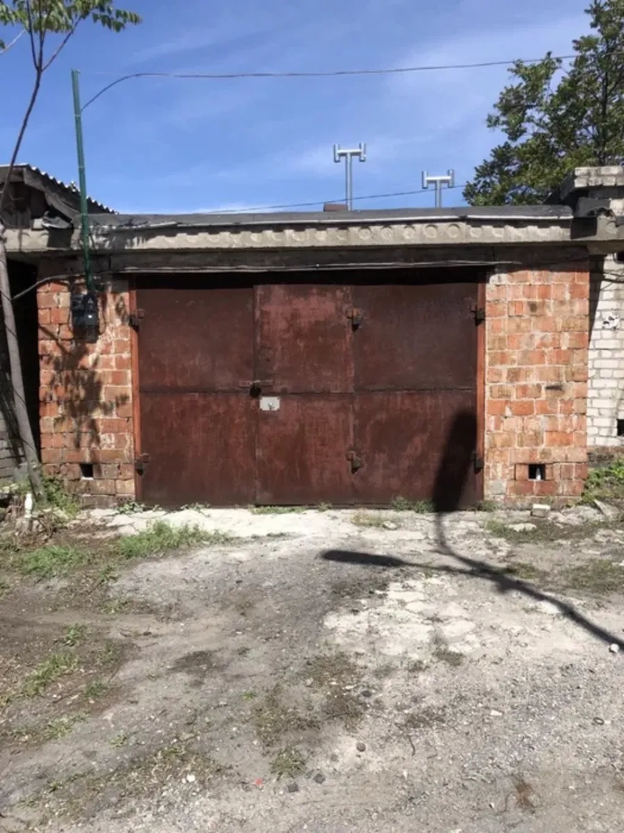 Просторий цегляний гараж, зручний заїзд