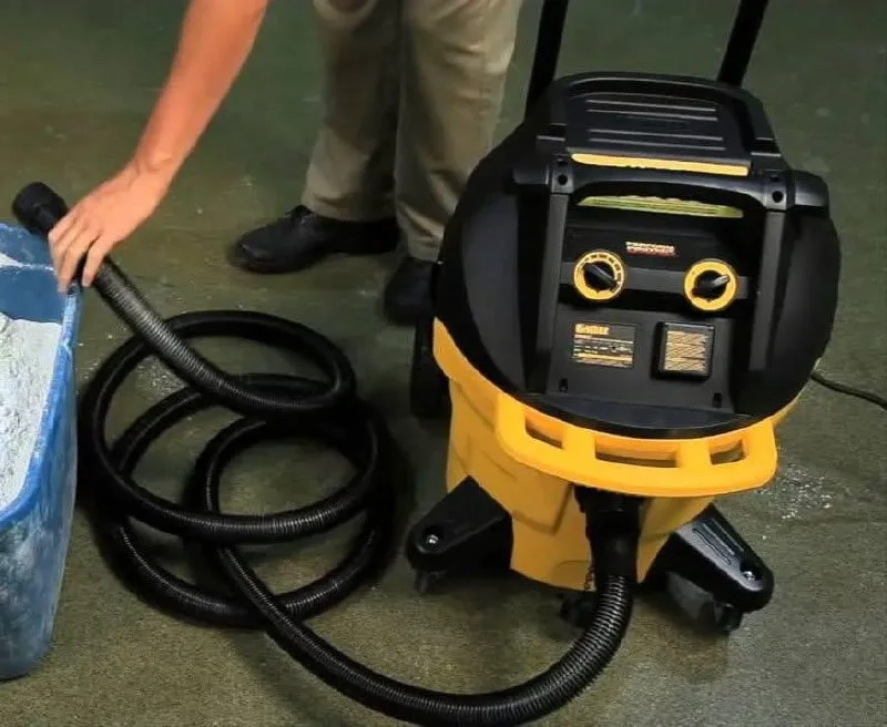 Професійний будівельний пилосос DeWALT.