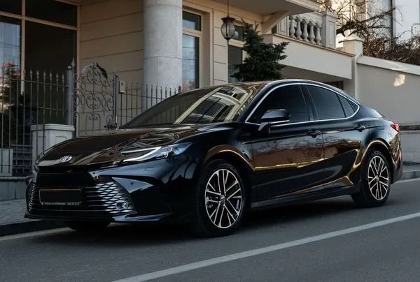 214 Авто Toyota Camry 2025 XV80 з водієм без водія