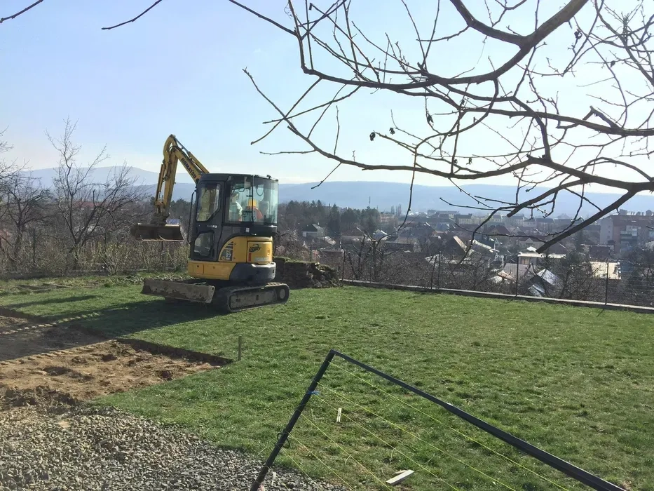 Міні-екскаватор в Ужгороді