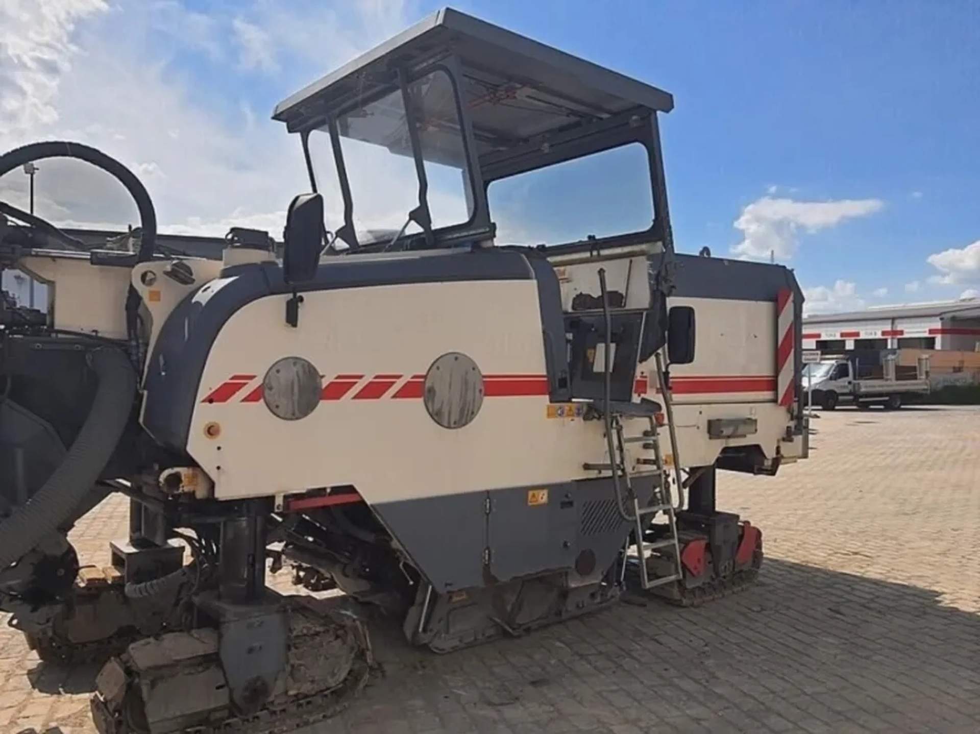 Дорожна фреза Wirtgen W150: точне зняття шарів