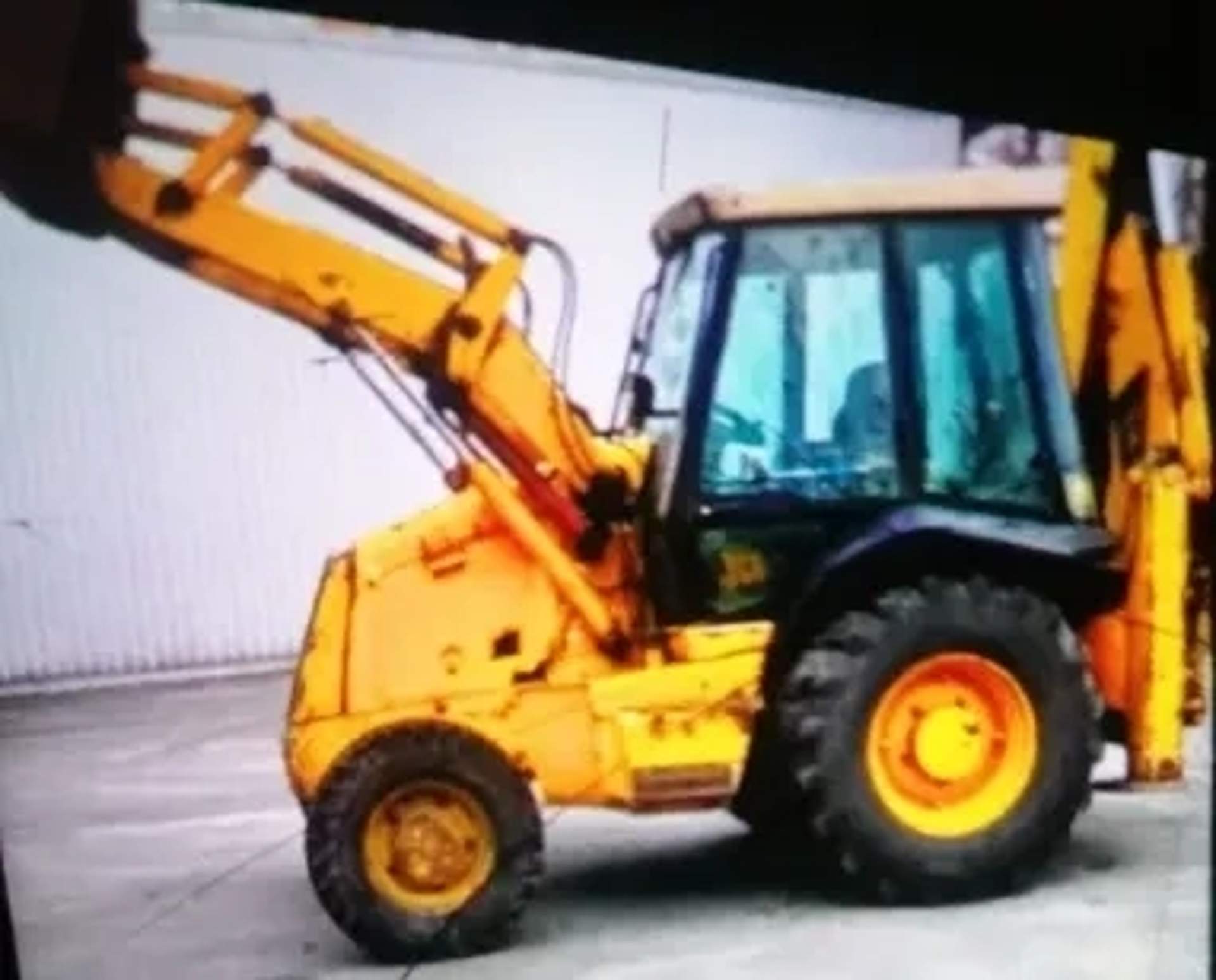 Екскаватор-навантажувач JCB 3CX виконання робіт різної складності.