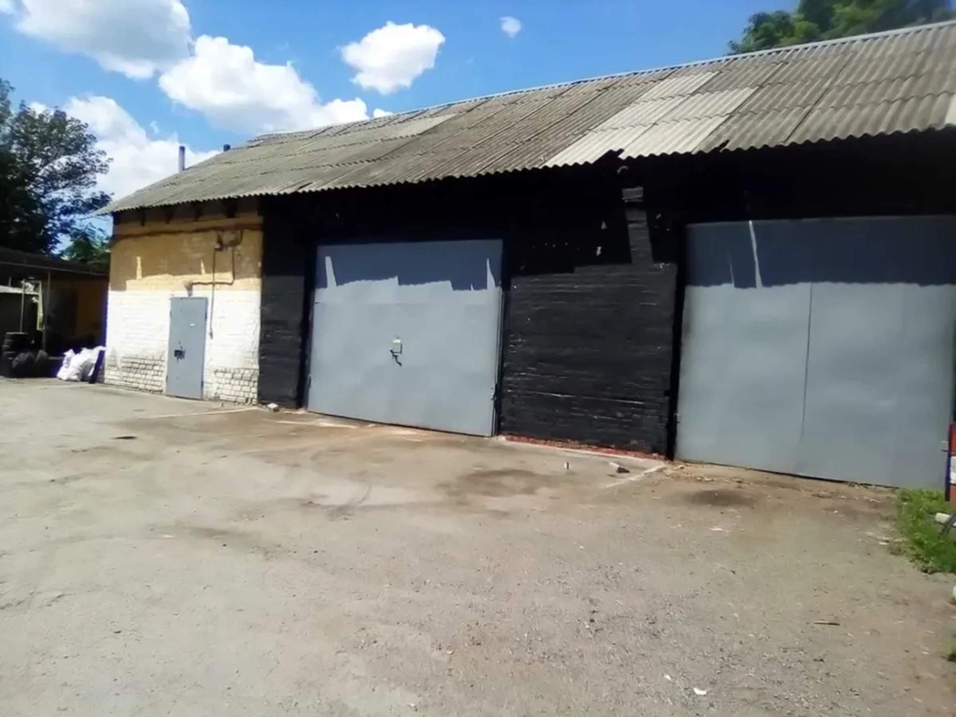 Велике гаражне приміщення з ямами та воротами
