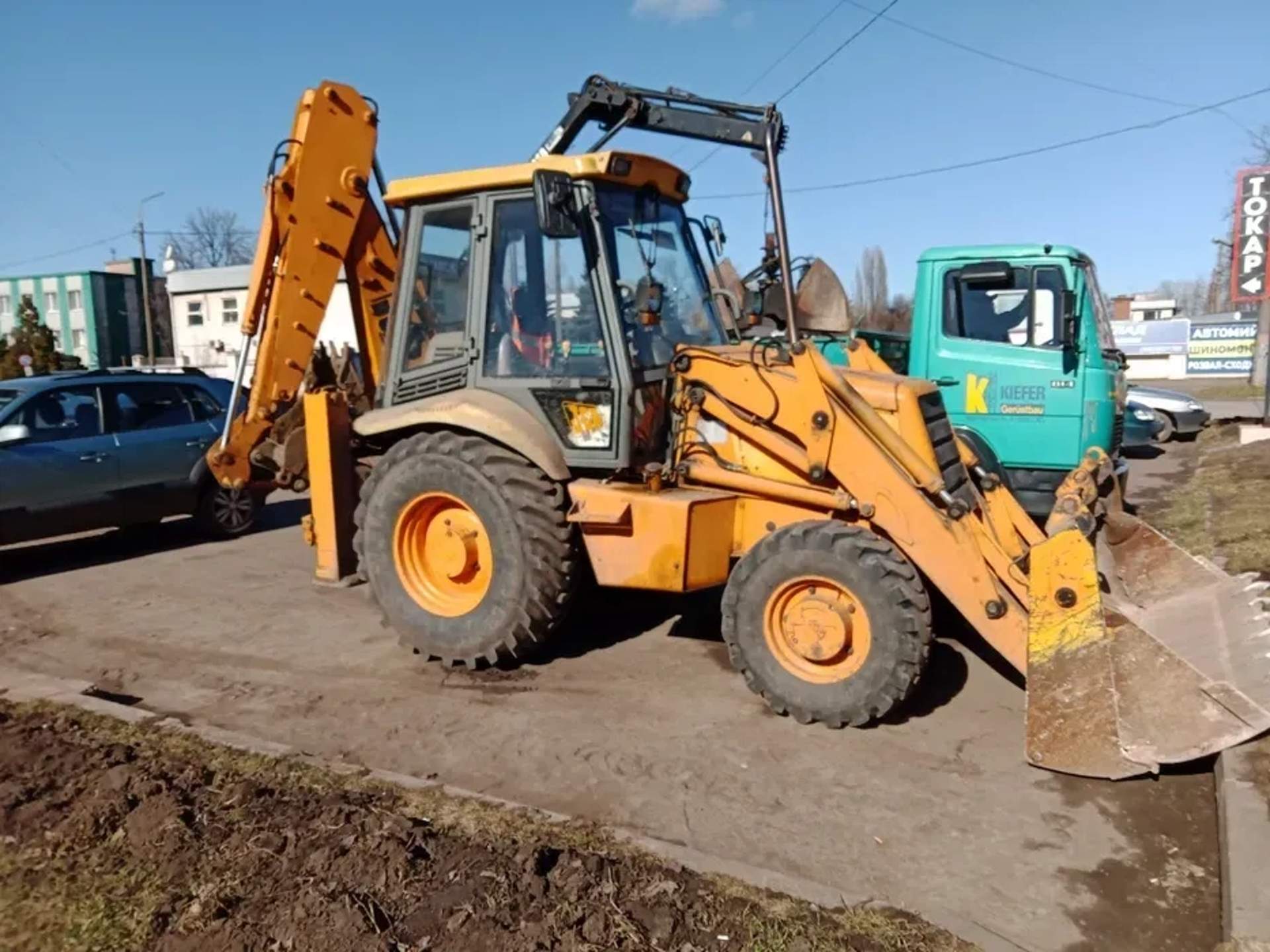 Екскаватор-навантажувач JCB 3CX для планування