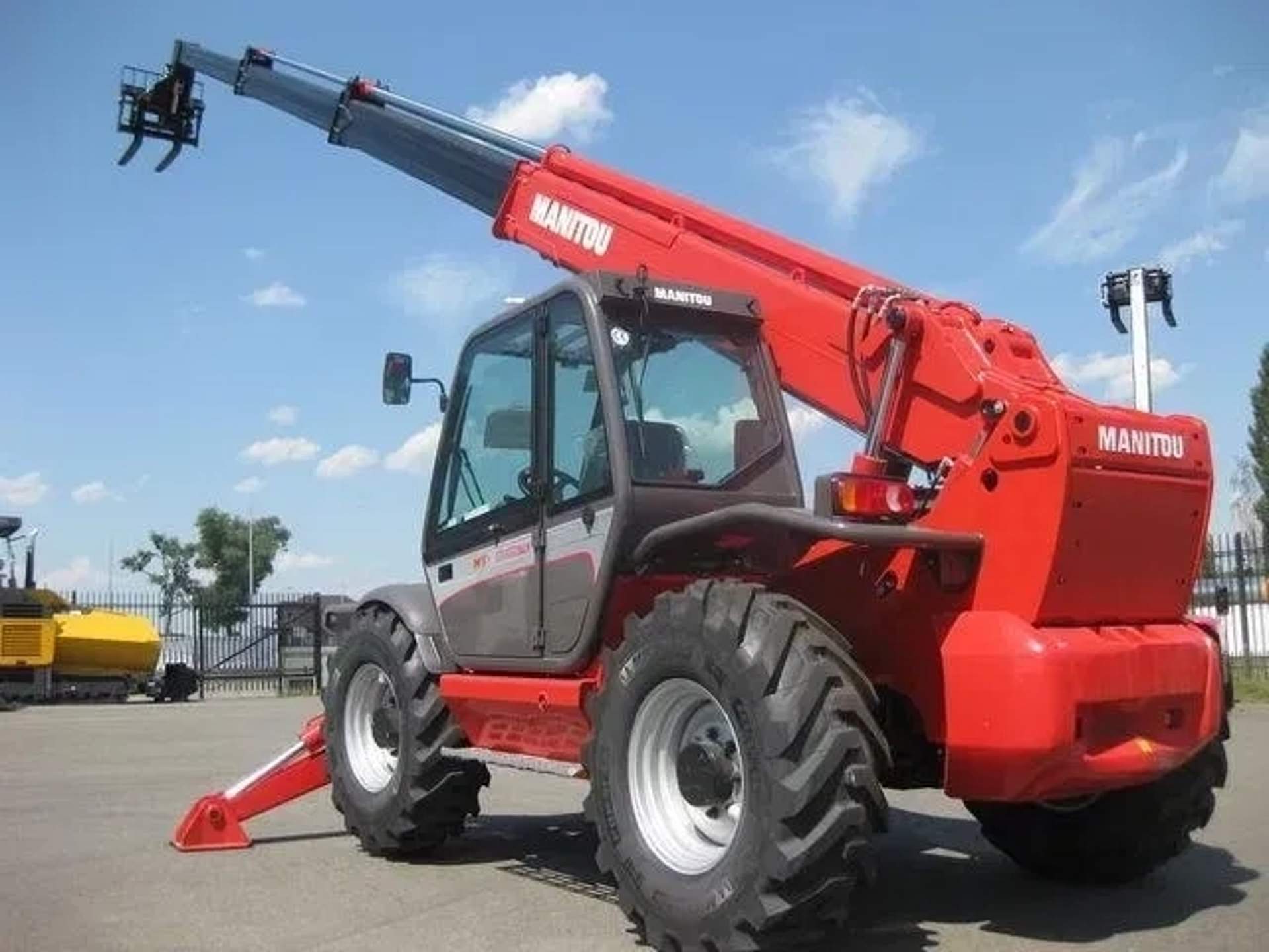 Телескопічний навантажувач Manitou