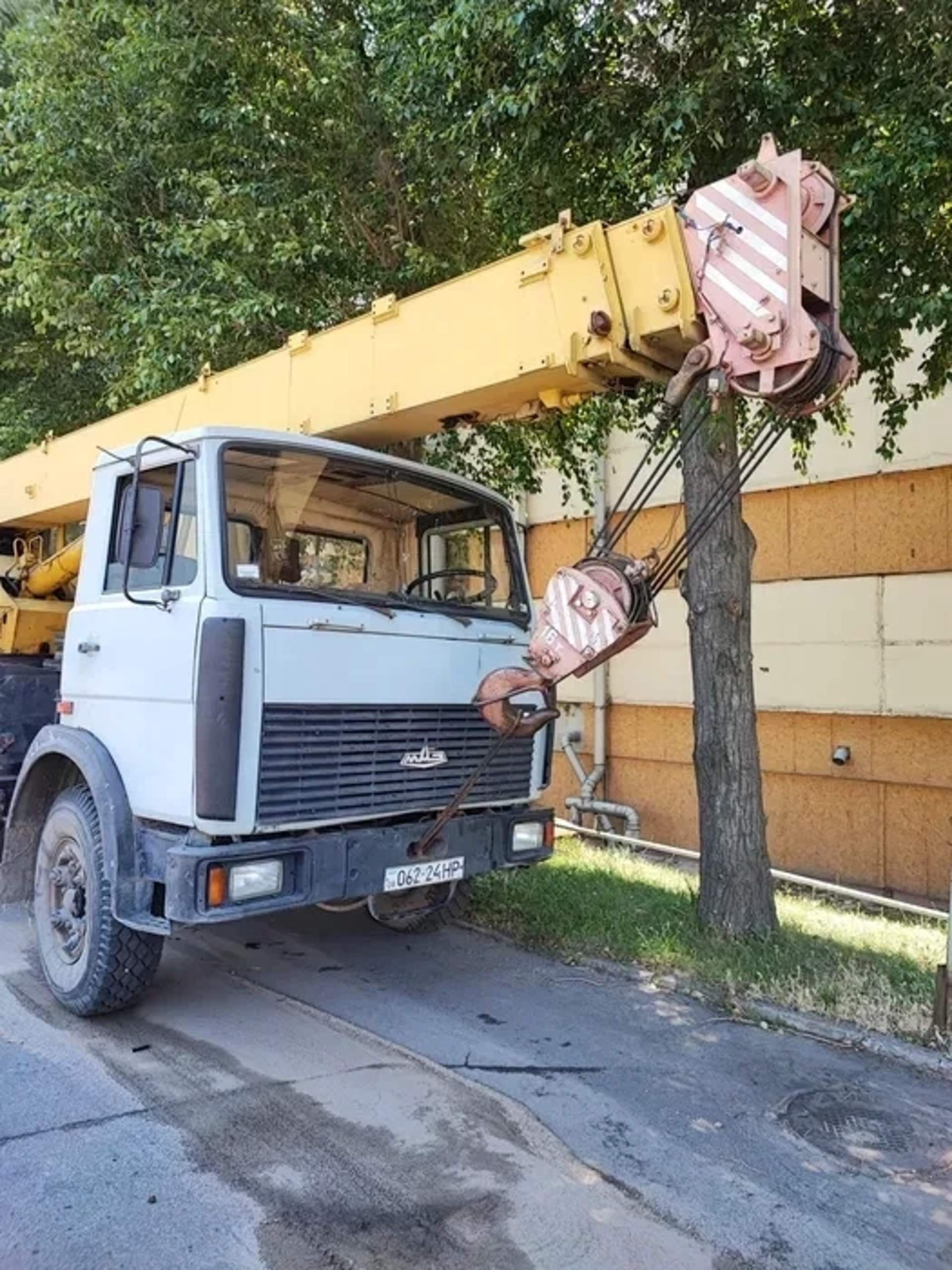 Автокран МАЗ-5337 (20 тонн / 22 метри)