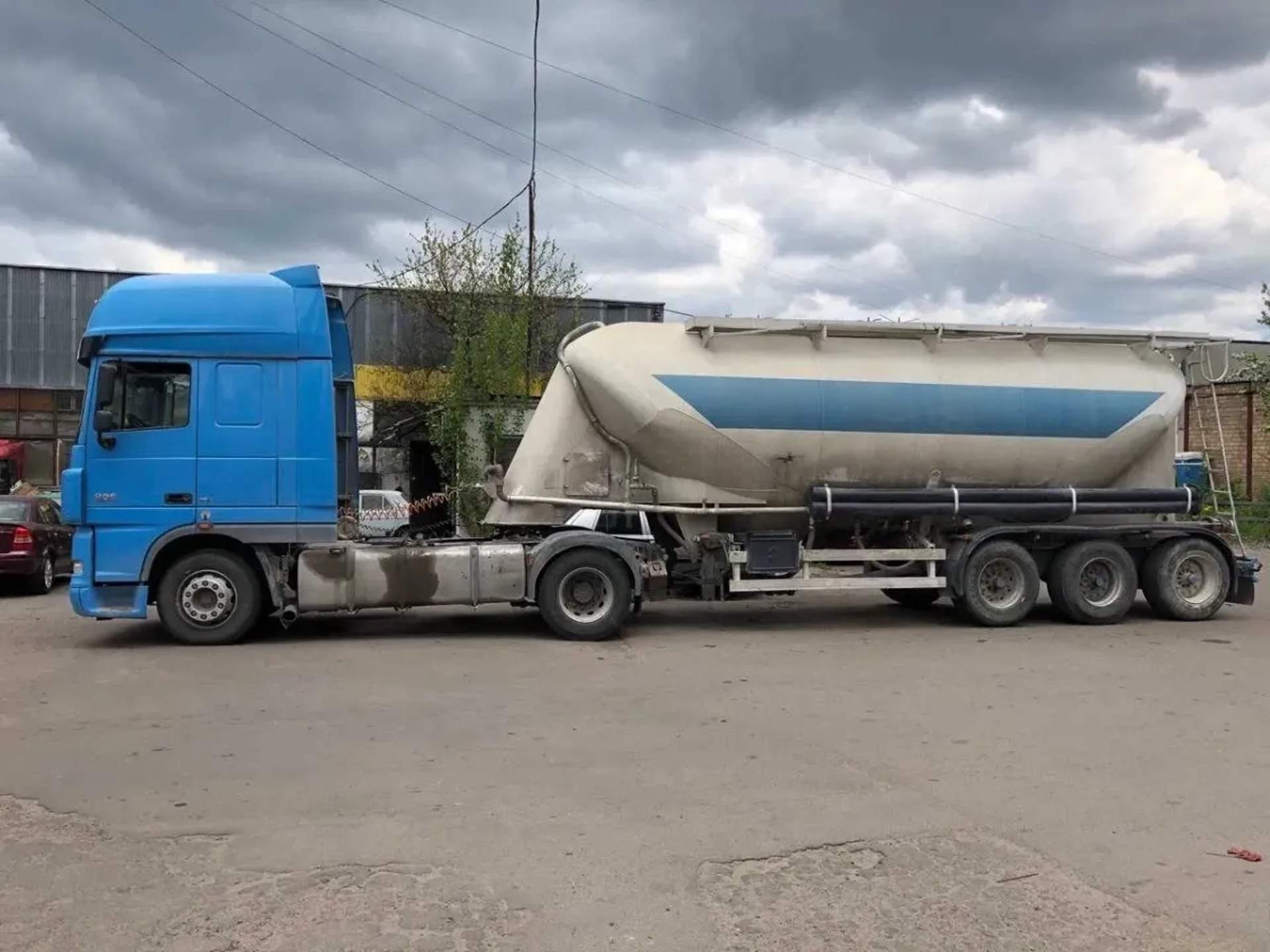 Автоцистерна - кормовоз. Швидка подача у бункери