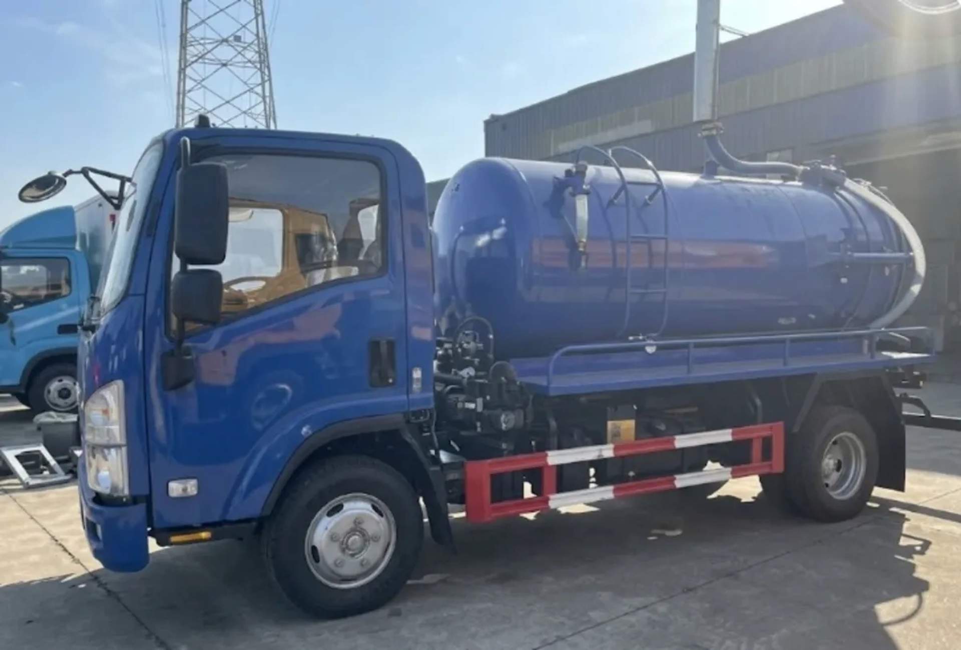 Вакуумна асенізаційна машина на базі шасі Isuzu.
