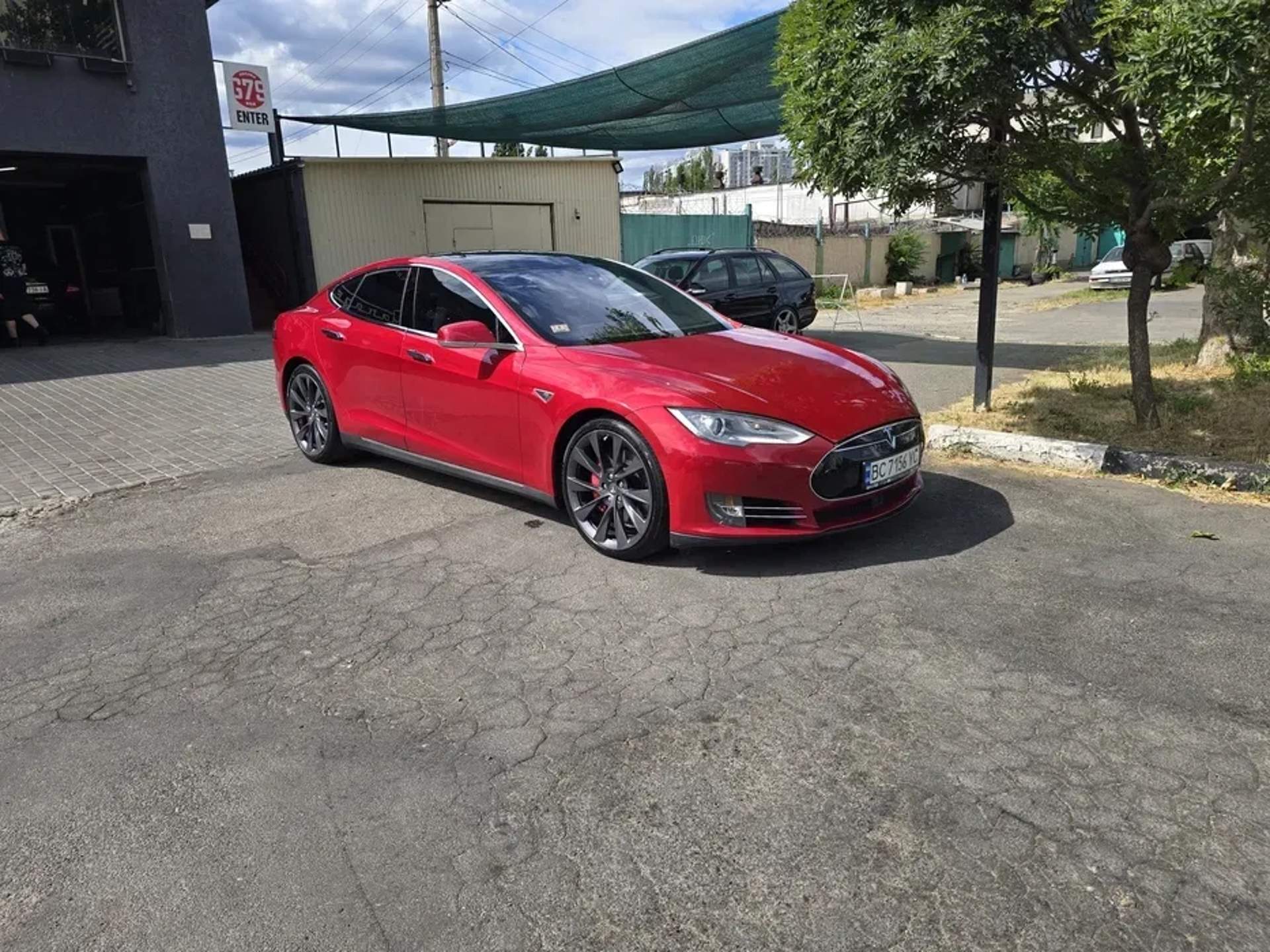 Авто Tesla Model S 85D 2015 — повний привід