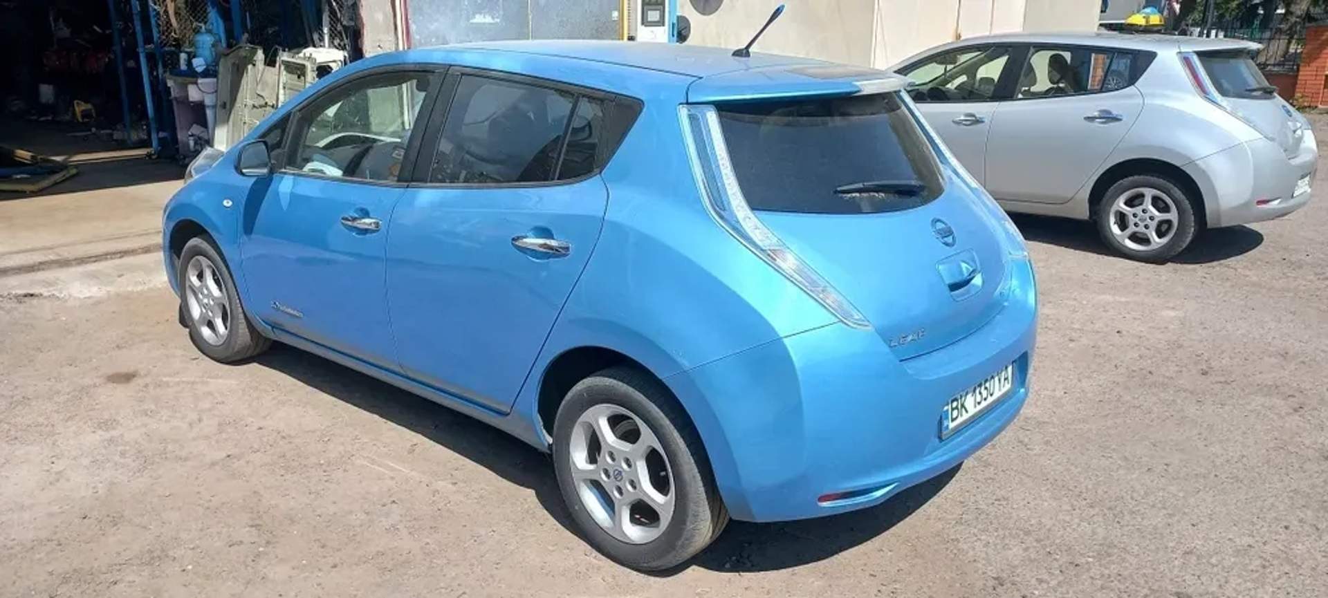 Авто Nissan під таксі на довготривалий час.