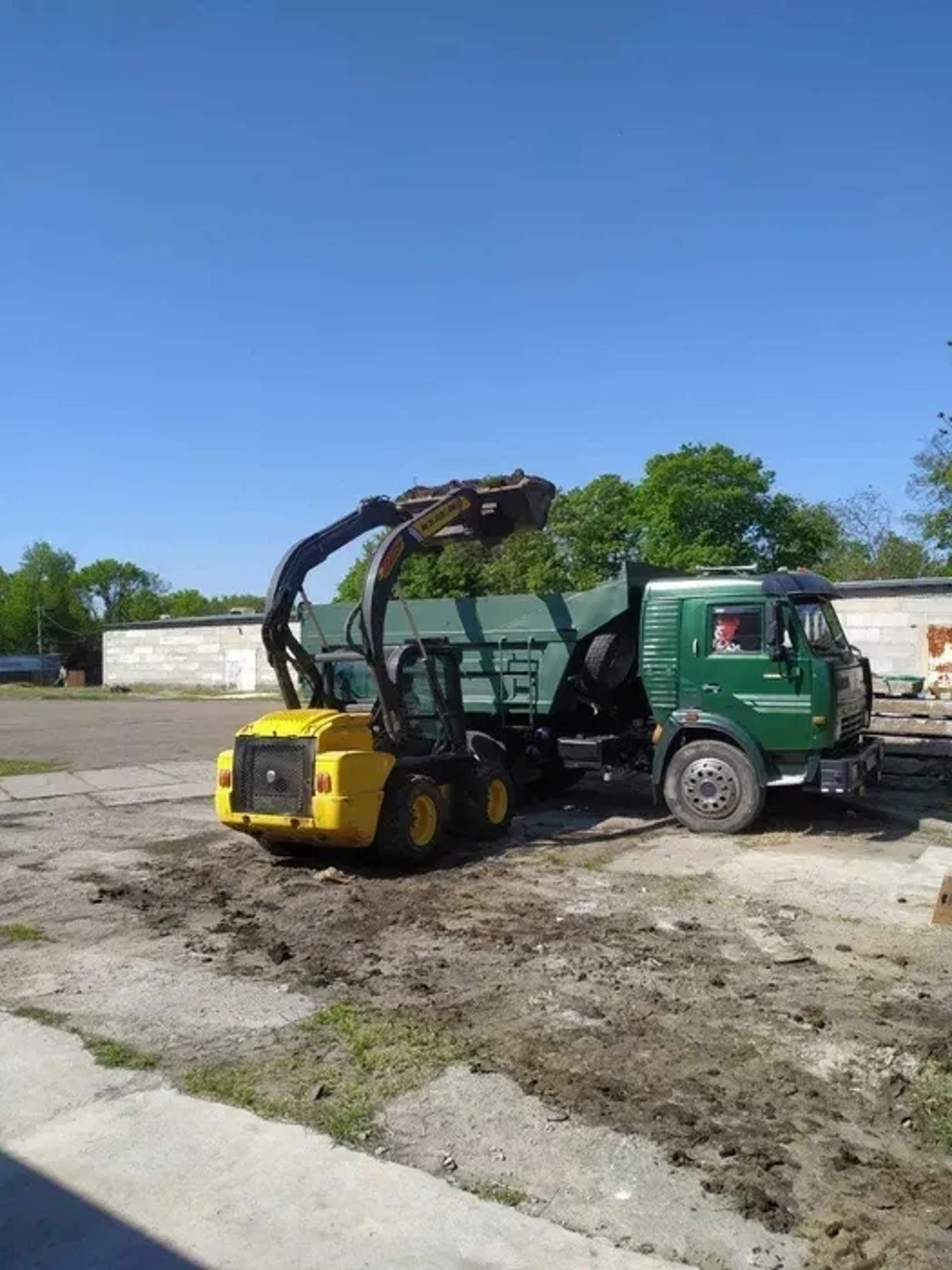 New Holland L225 компактний будівельний навантажувач