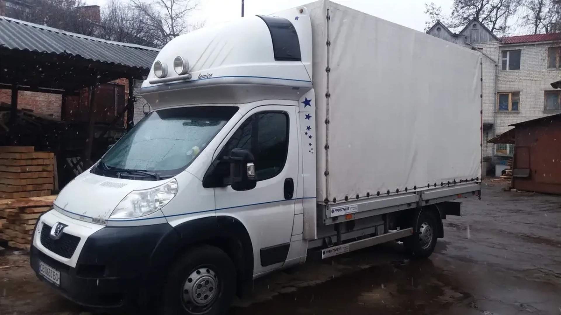 Вантажний автомобіль Peugeot Boxer для перевезення меблів