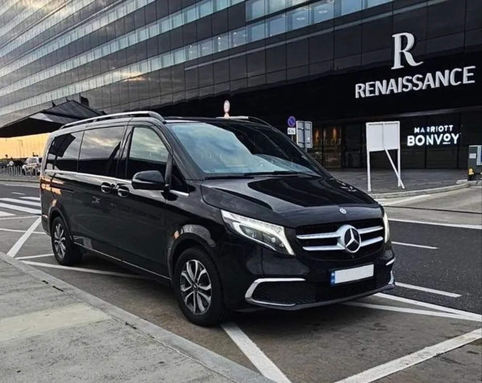 444 Mercedes-Benz V-Class з водієм для трансферу