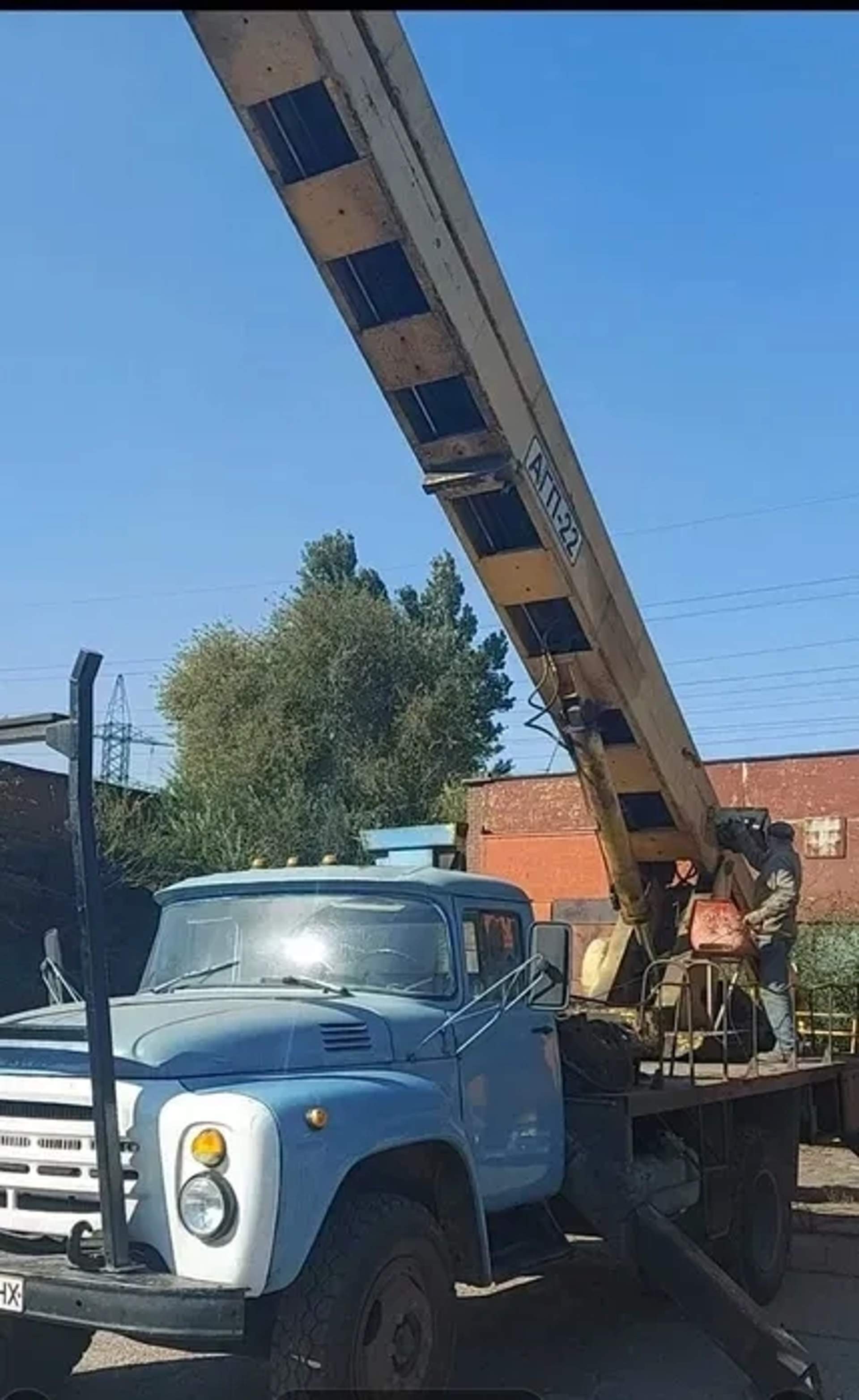 Автовишка АГП 22 на шасі вантажівки ЗІЛ