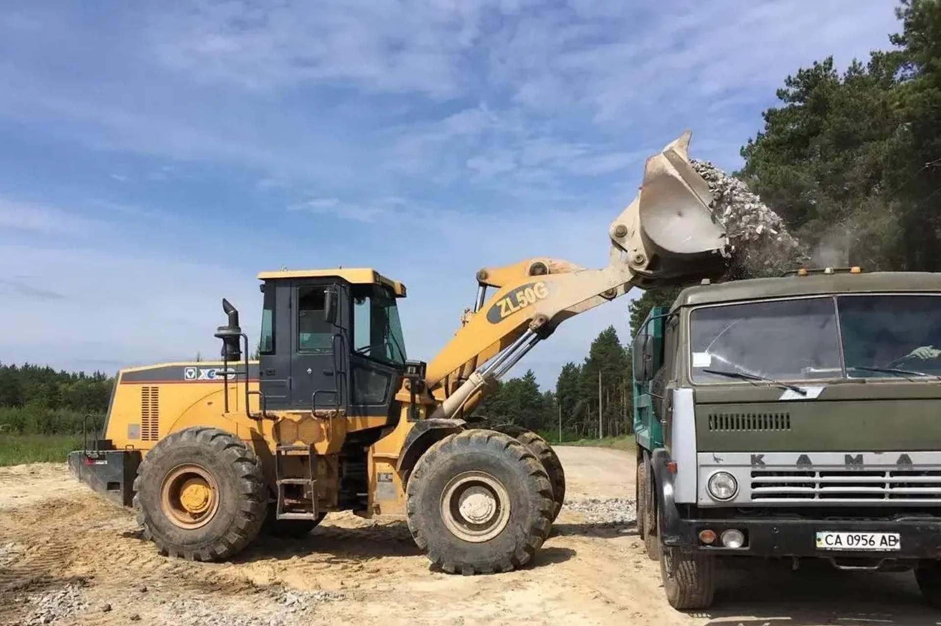 Фронтальний навантажувач XCMG ZL50G з оператором