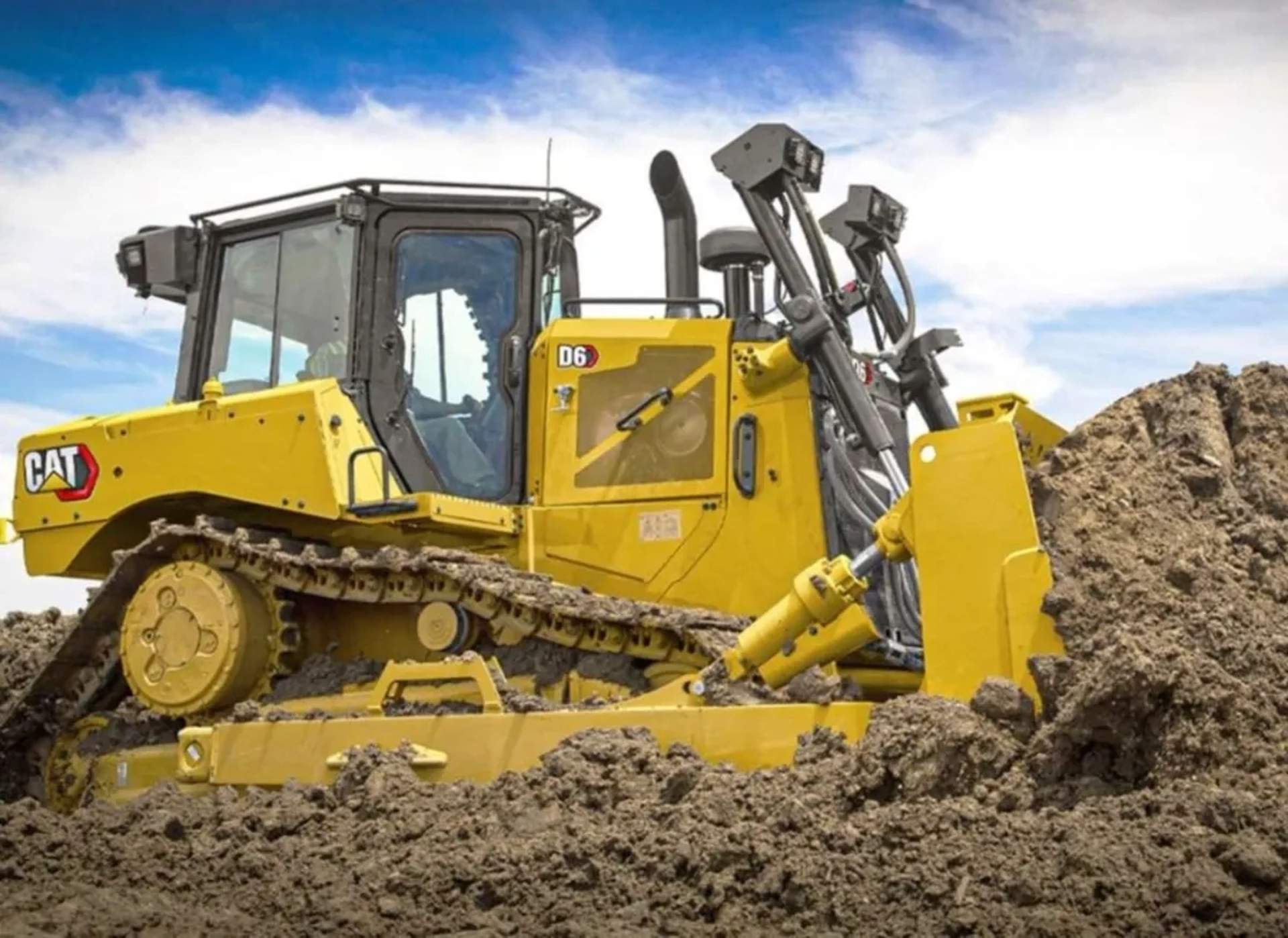 Бульдозер Caterpillar D6 - виконання земляних робіт