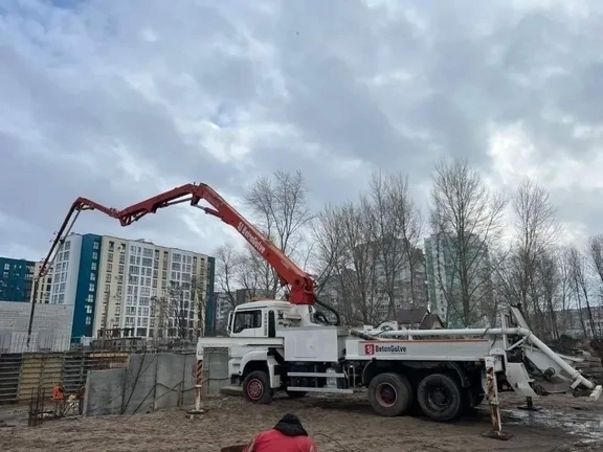 Автобетононасос Sermac на базі авто Scania 33 м