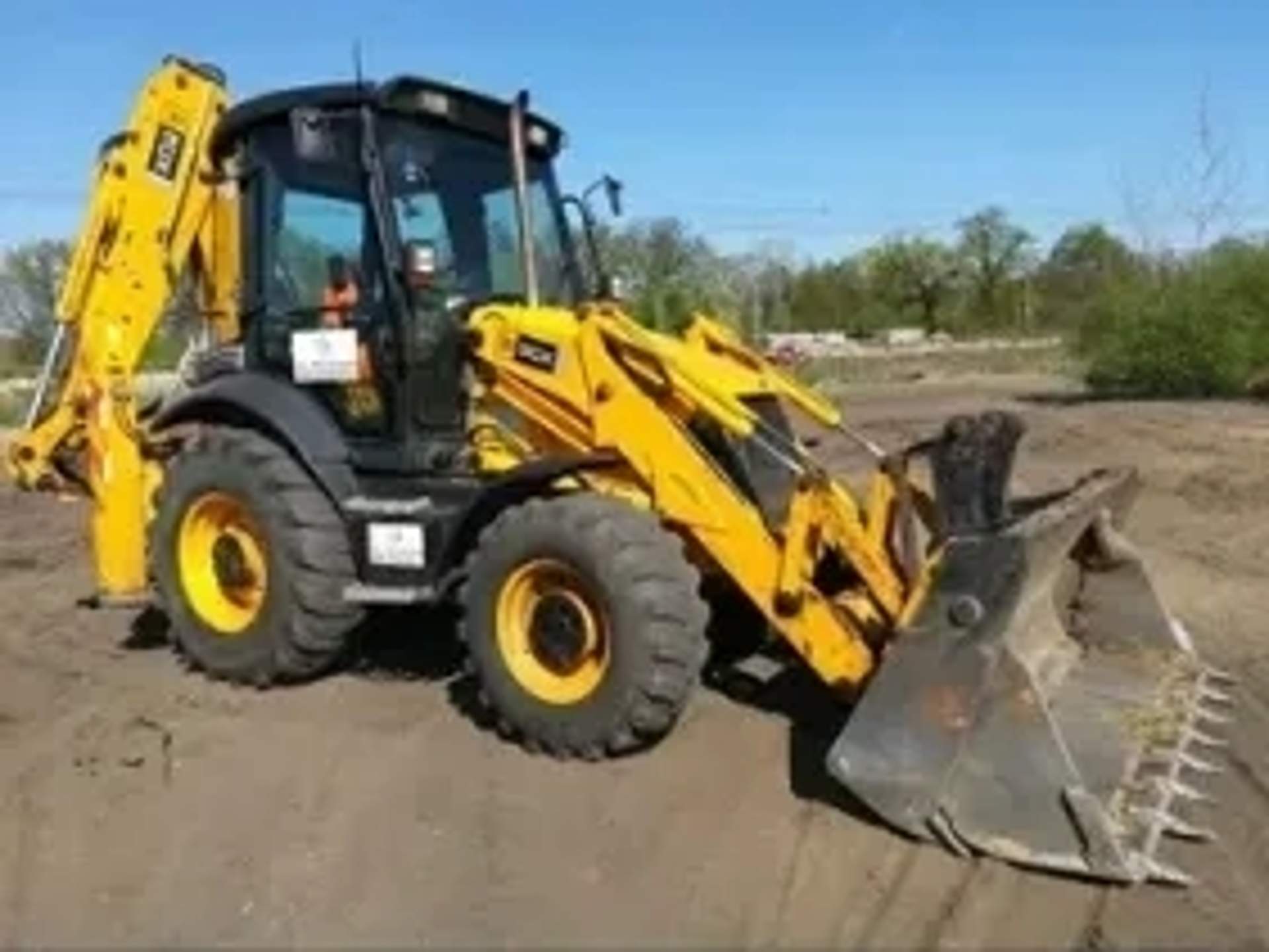 Екскаватор-навантажувач JCB 3CX — земляні роботи